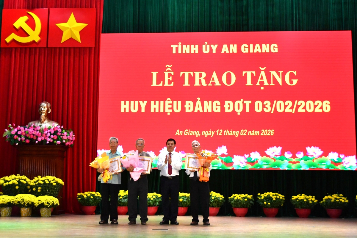 An Giang trao Huy hiệu Đảng cho 26 đảng viên cao niên