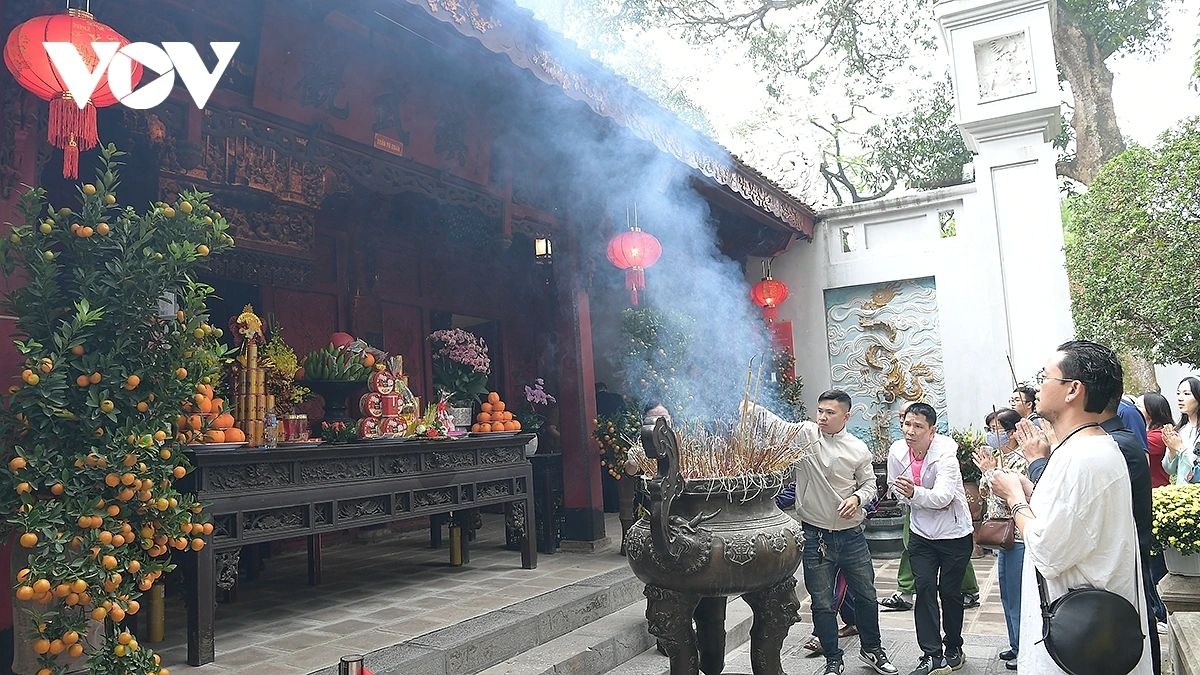 new year rituals hanoians seek blessings at thang long s four sacred temples picture 12