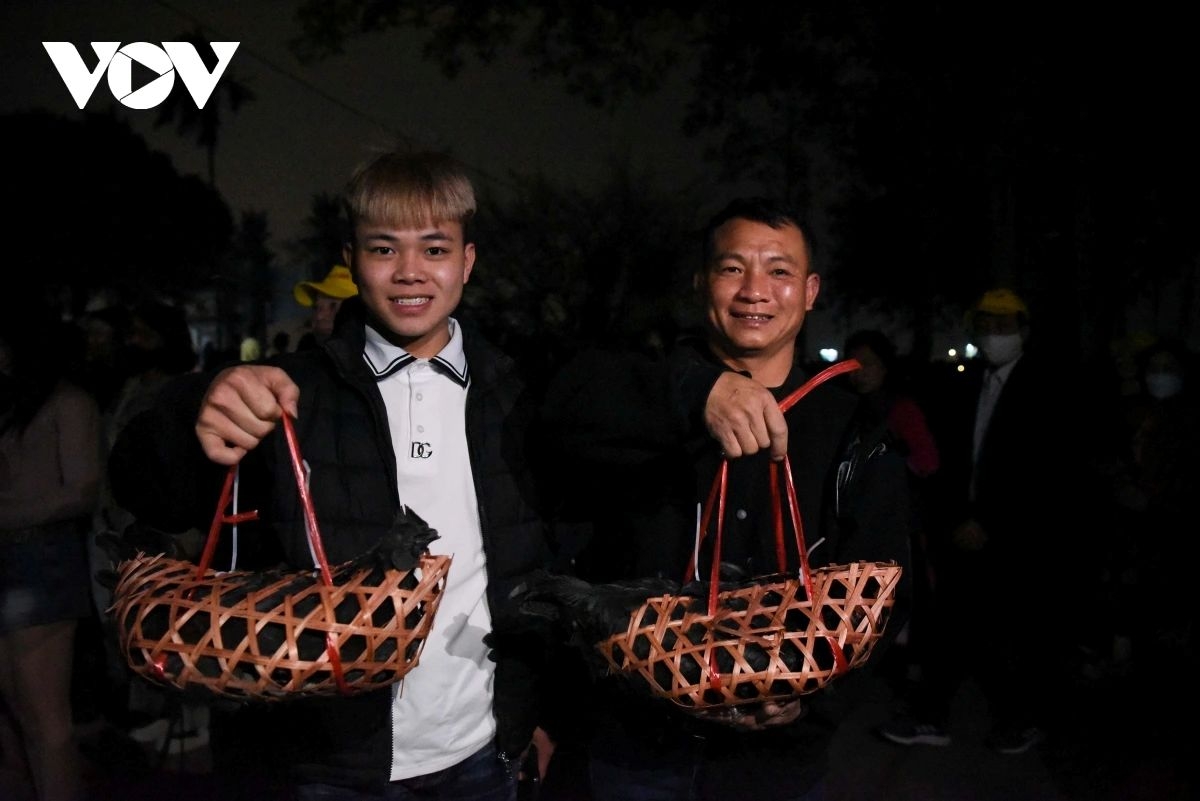 sea of people crowd to see yin-yang market at midnight picture 12