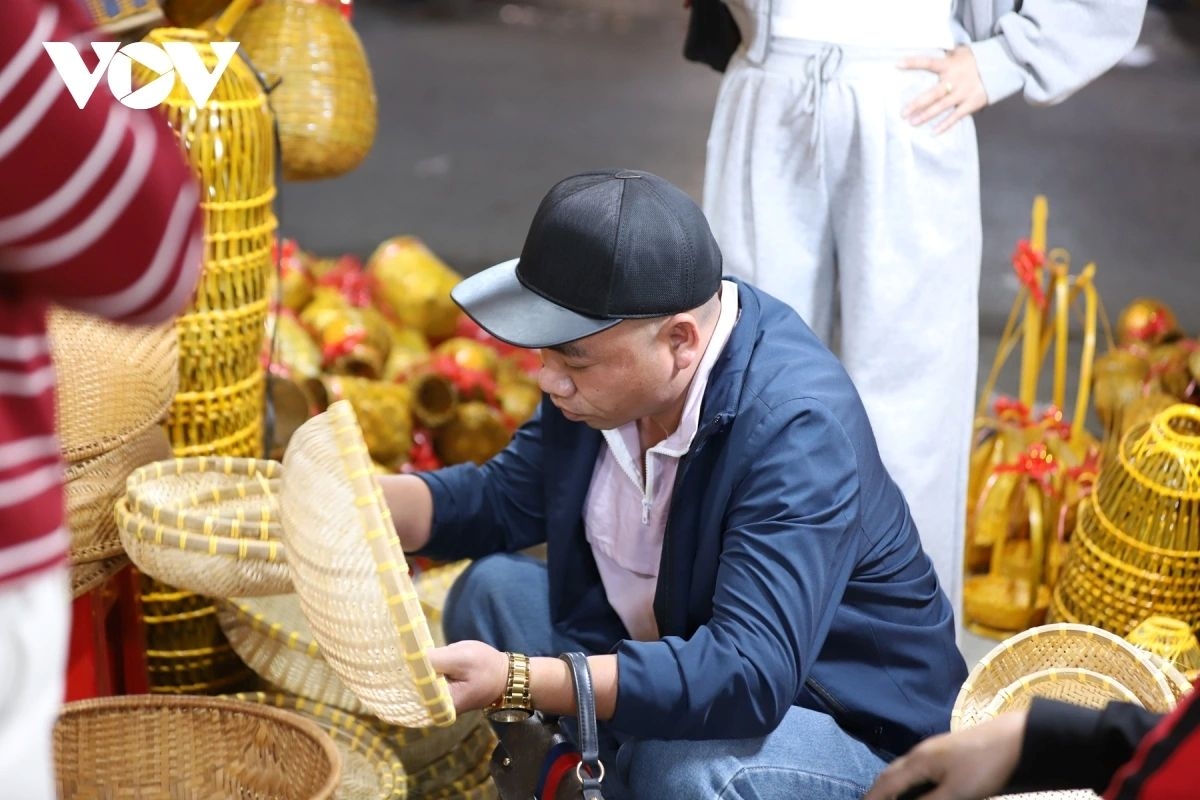 thousands flock to once-a-year vieng market for overnight spring fair picture 12