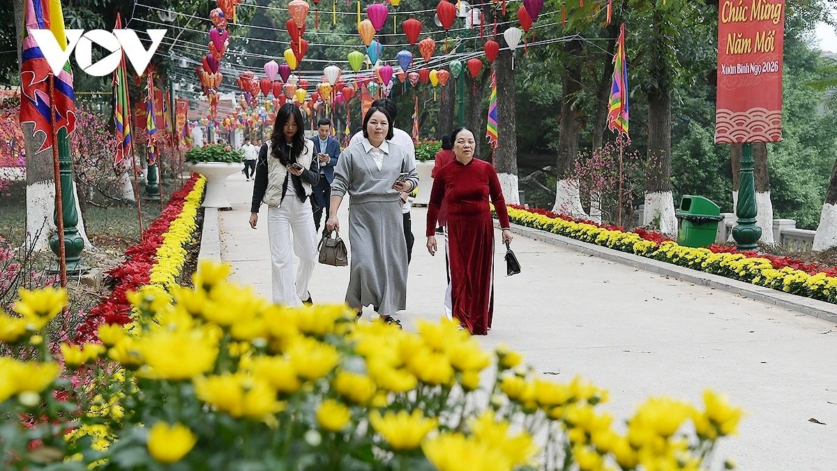 new year rituals hanoians seek blessings at thang long s four sacred temples picture 13
