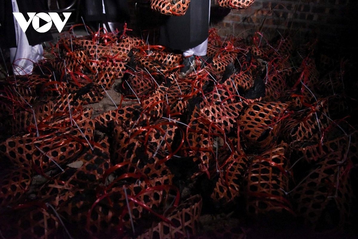 sea of people crowd to see yin-yang market at midnight picture 13