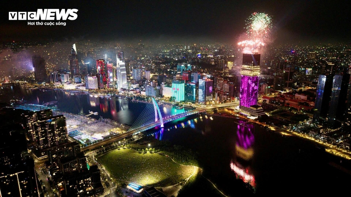 fireworks light up vietnam s skies as people welcome lunar new year 2026 picture 14