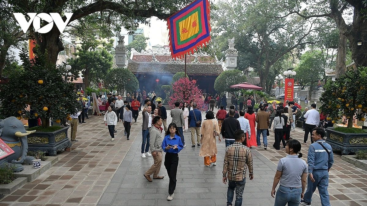 new year rituals hanoians seek blessings at thang long s four sacred temples picture 14