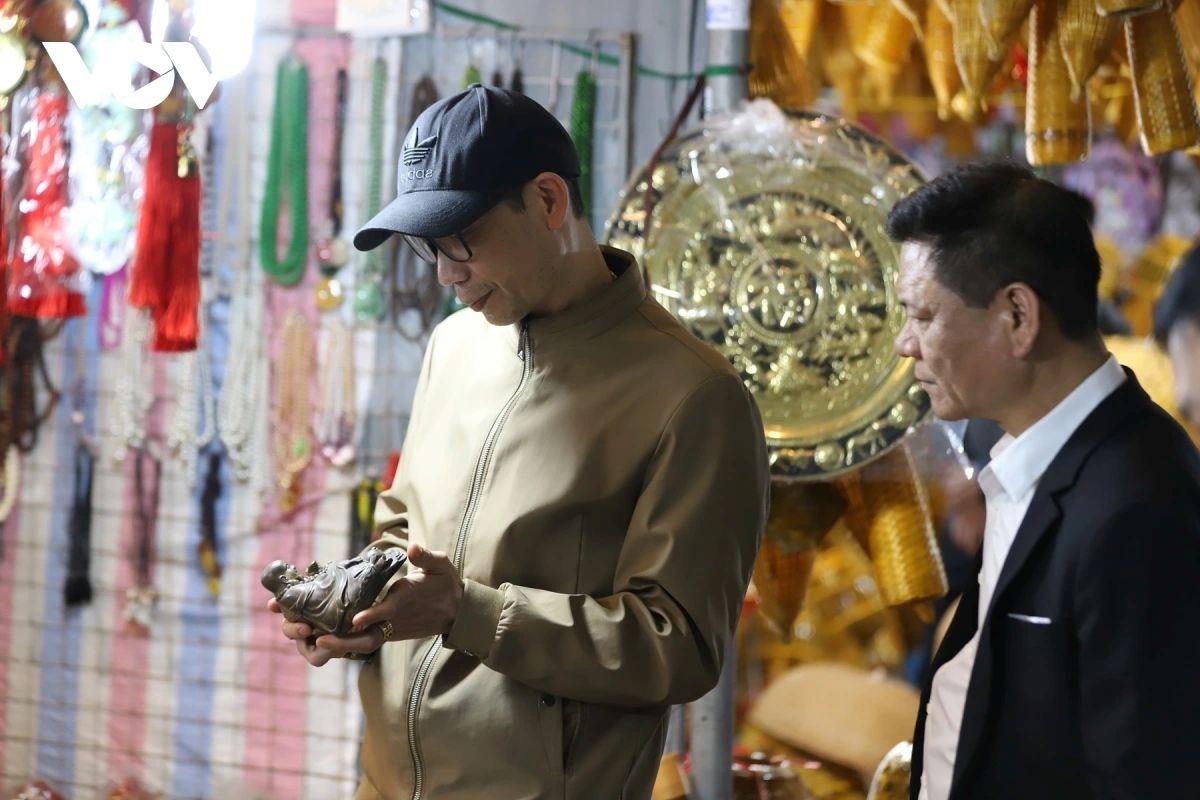 thousands flock to once-a-year vieng market for overnight spring fair picture 14