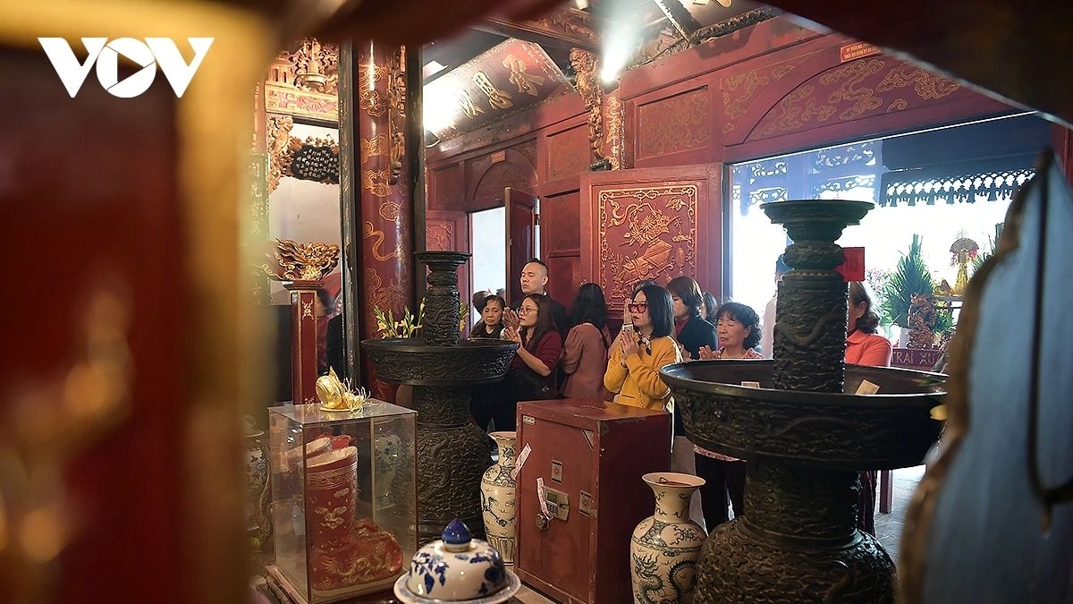 new year rituals hanoians seek blessings at thang long s four sacred temples picture 17