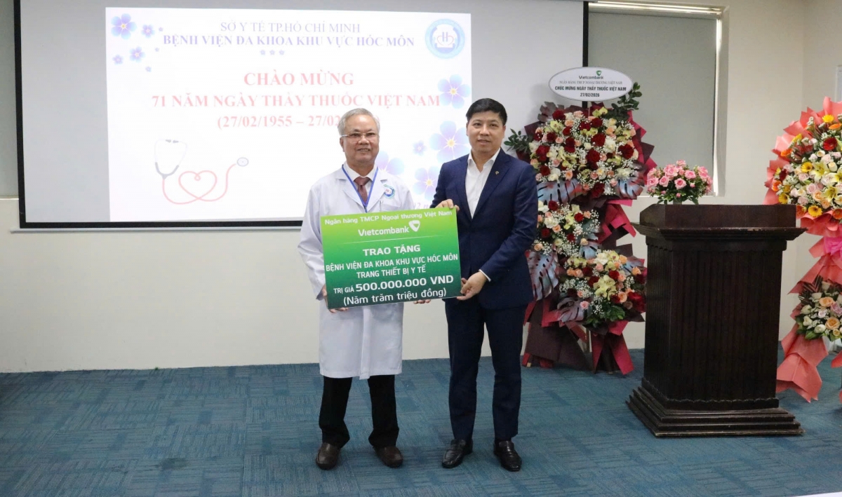 Vietcombank hỗ trợ 1 tỷ đồng thiết bị y tế, 200 suất quà tại Hóc Môn và Củ Chi