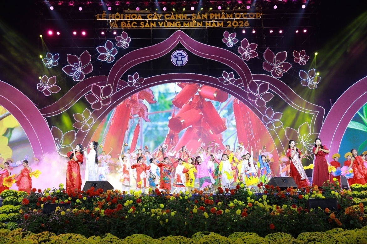 hoi cho tet cong vien thien van hoc giua trai tim xanh tay ha noi hinh anh 1