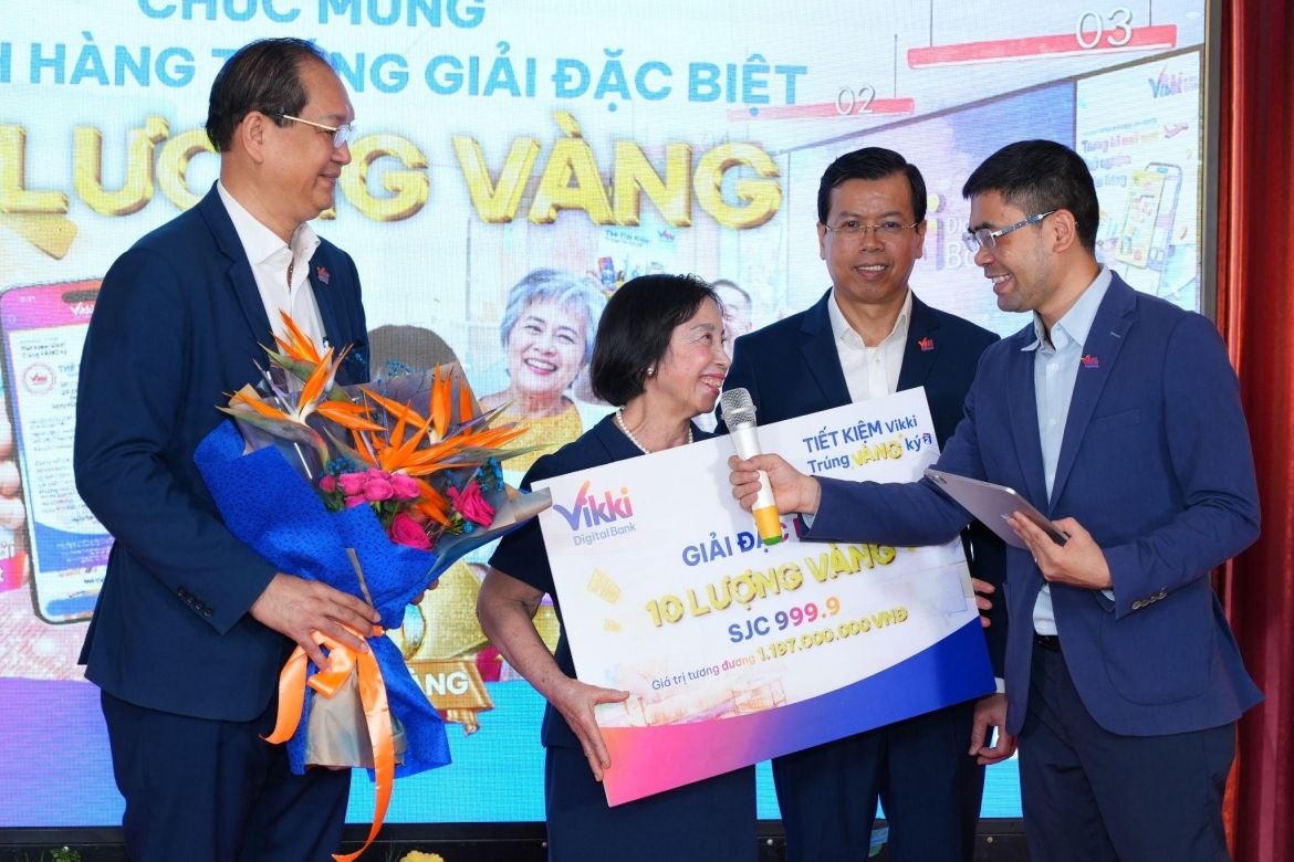 gui tiet kiem 1,1 ty dong, khach hang vikki trung 10 luong vang hinh anh 1