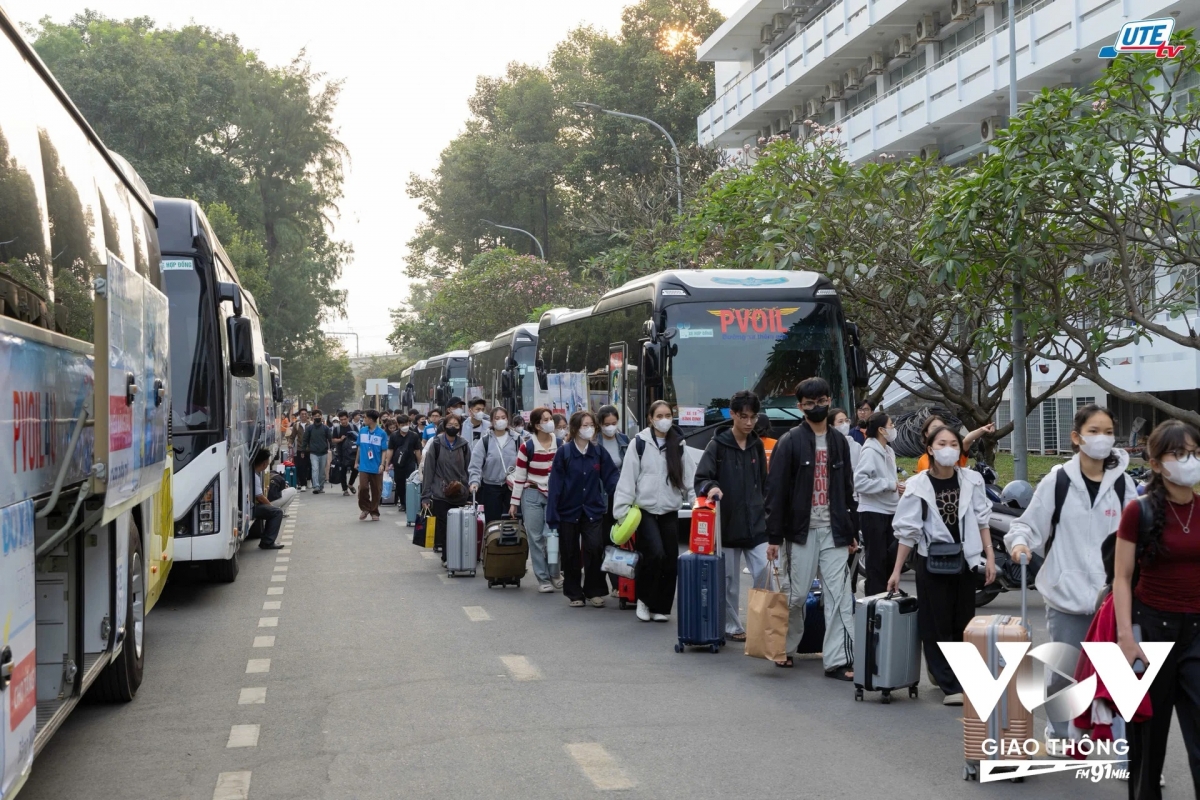 Hơn 1.000 sinh viên có hoàn cảnh khó khăn về quê đón Tết trên chuyến xe đoàn viên