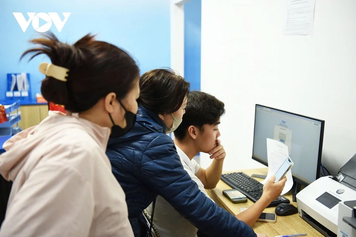 civil servants in hanoi return to work after nine-day tet break picture 2