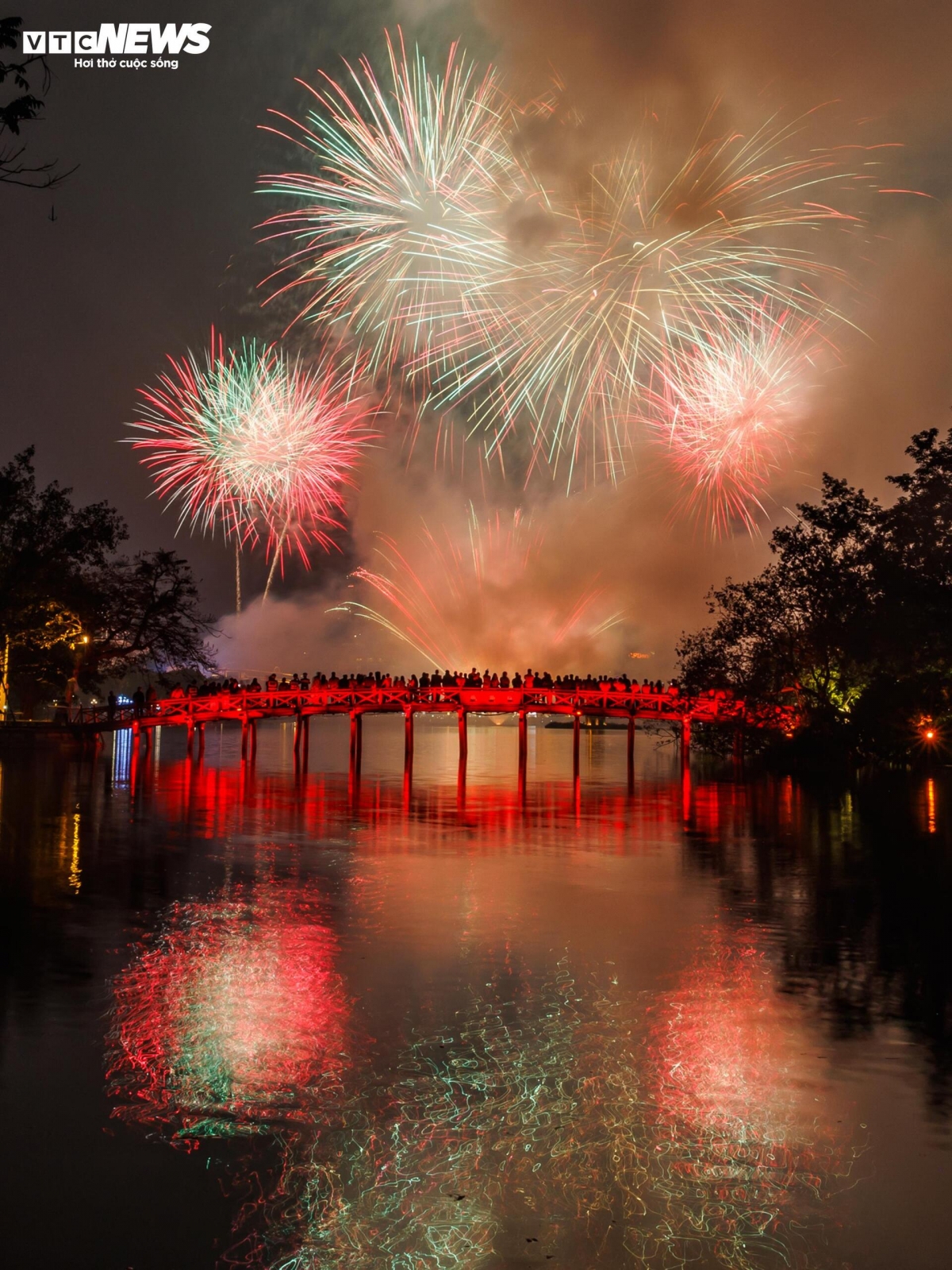fireworks light up vietnam s skies as people welcome lunar new year 2026 picture 2