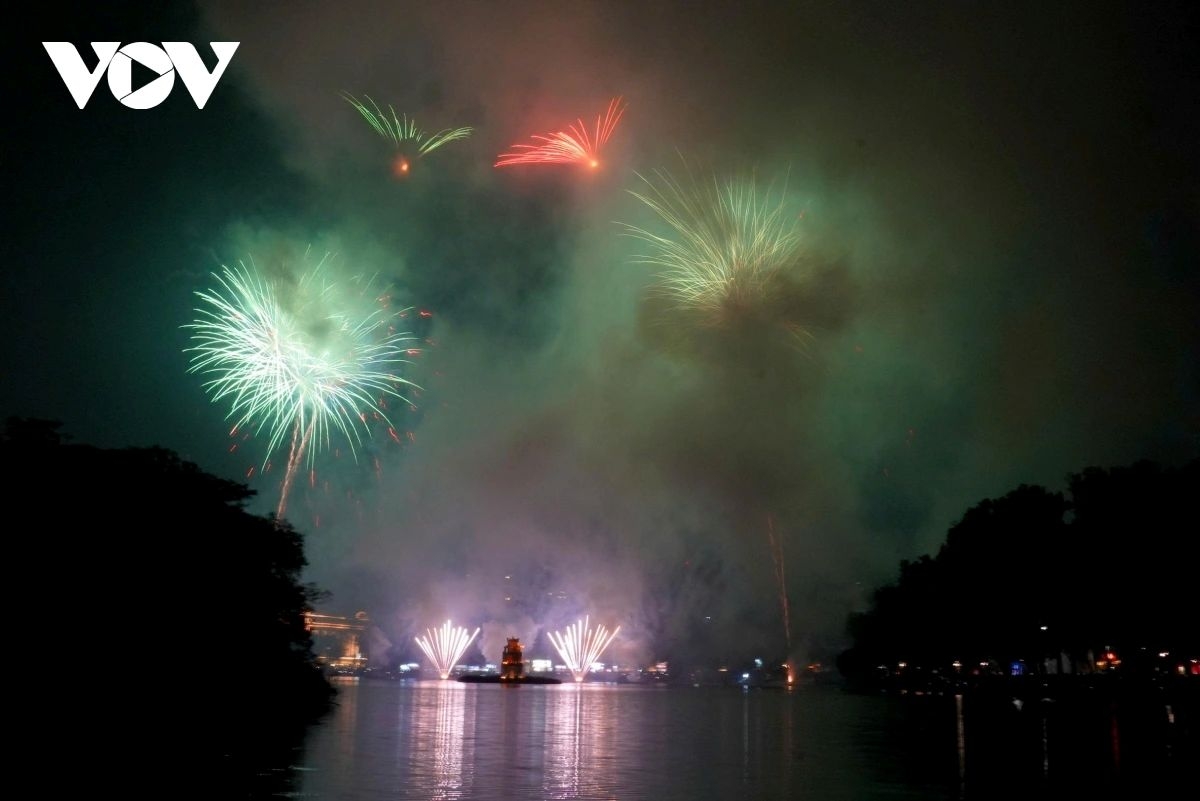 hanoi dazzles with fireworks display to ring in the lunar new year 2026 picture 2
