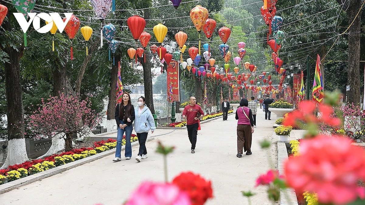 new year rituals hanoians seek blessings at thang long s four sacred temples picture 2