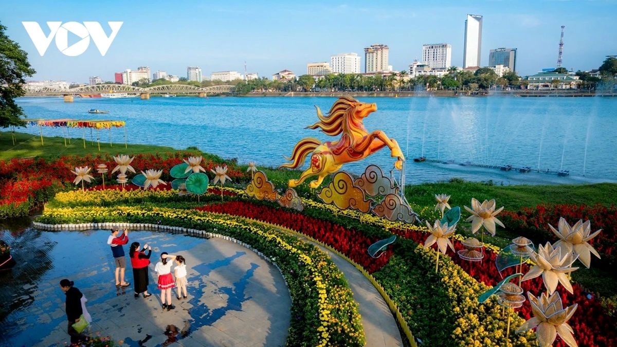 hue welcomes lunar new year 2026 with unique horse mascot by huong river picture 2