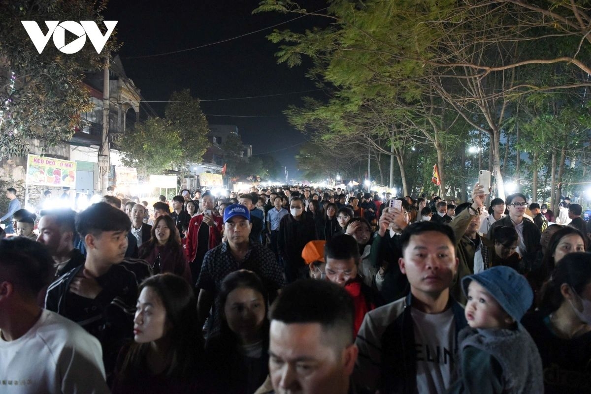 sea of people crowd to see yin-yang market at midnight picture 2