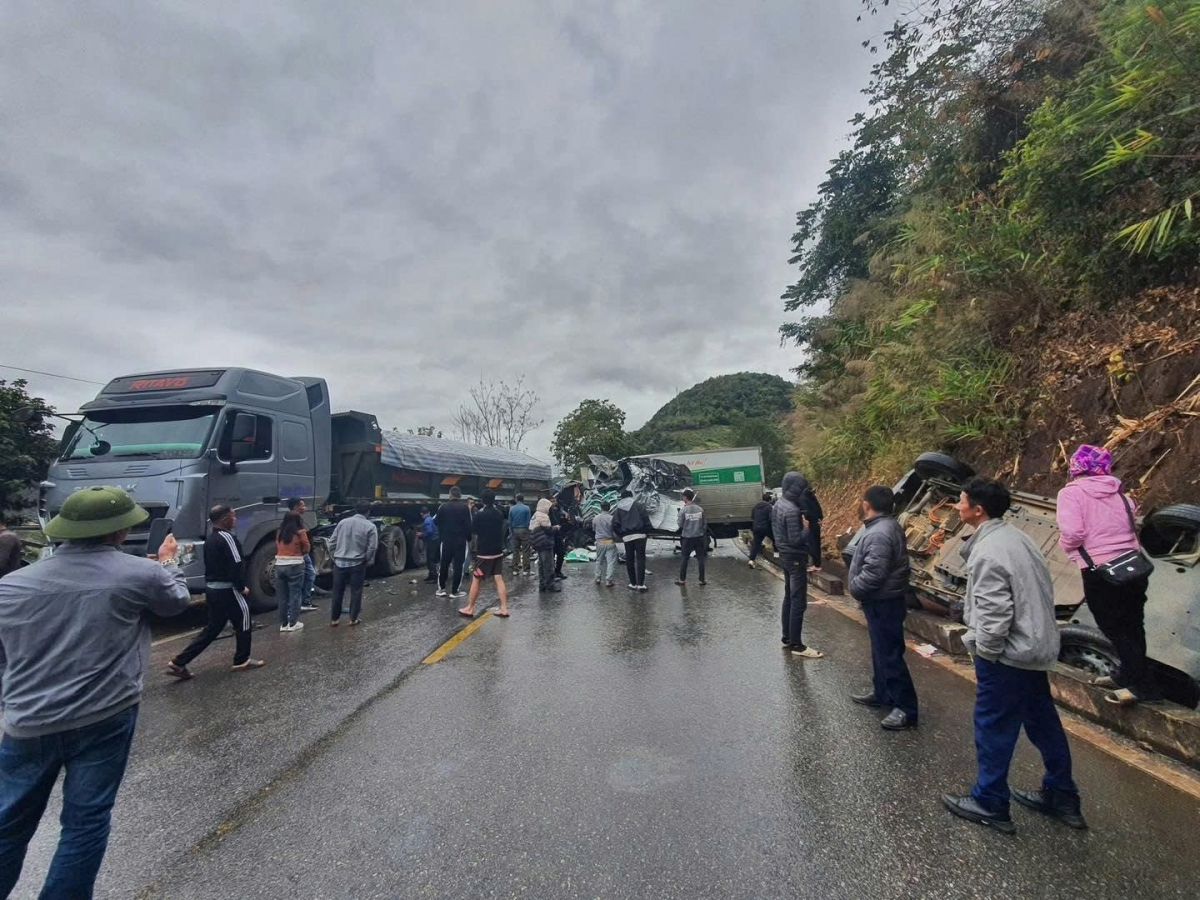 Va chạm giữa ô tô tải và xe đầu kéo trên QL6 khiến giao thông ách tắc nhiều giờ