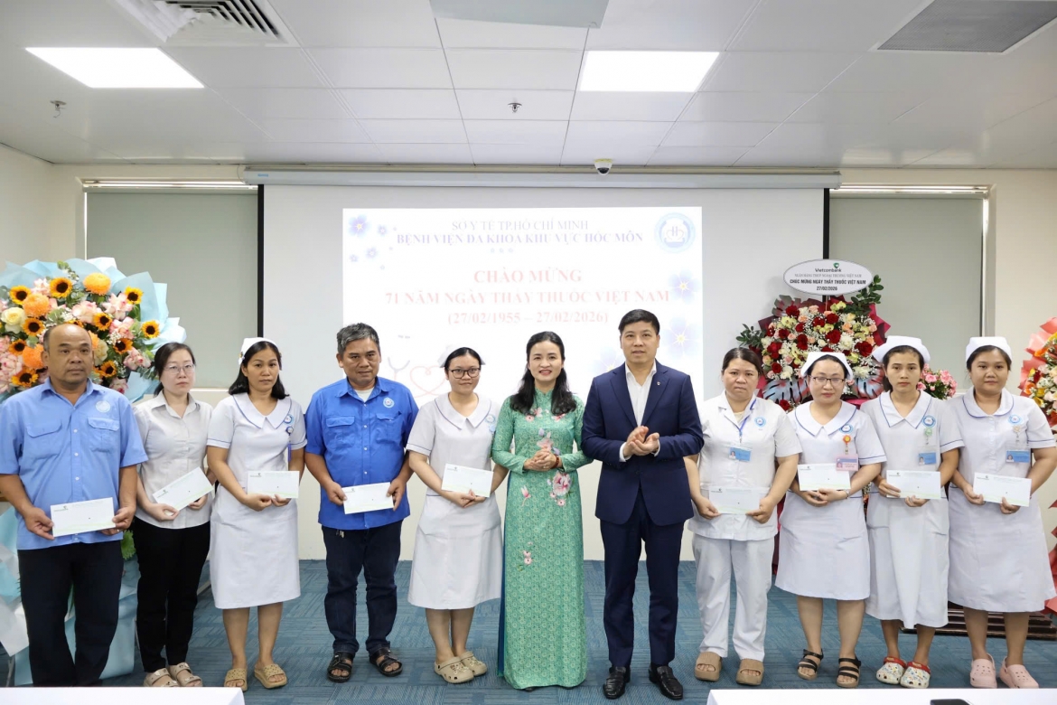 vietcombank ho tro 1 ty dong thiet bi y te, 200 suat qua tai hoc mon va cu chi hinh anh 2