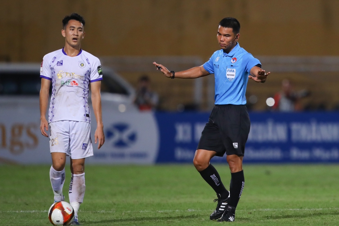 trong tai thai lan bat chinh trong tran derby thu do hinh anh 1