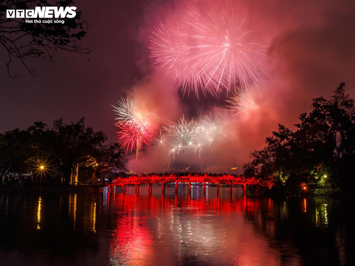 fireworks light up vietnam s skies as people welcome lunar new year 2026 picture 3