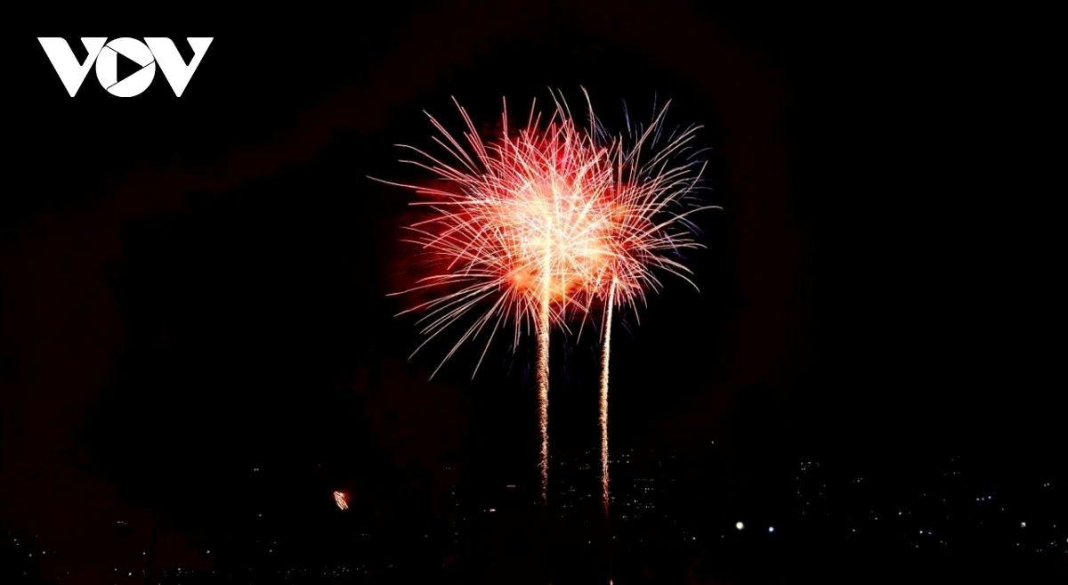 hanoi dazzles with fireworks display to ring in the lunar new year 2026 picture 3