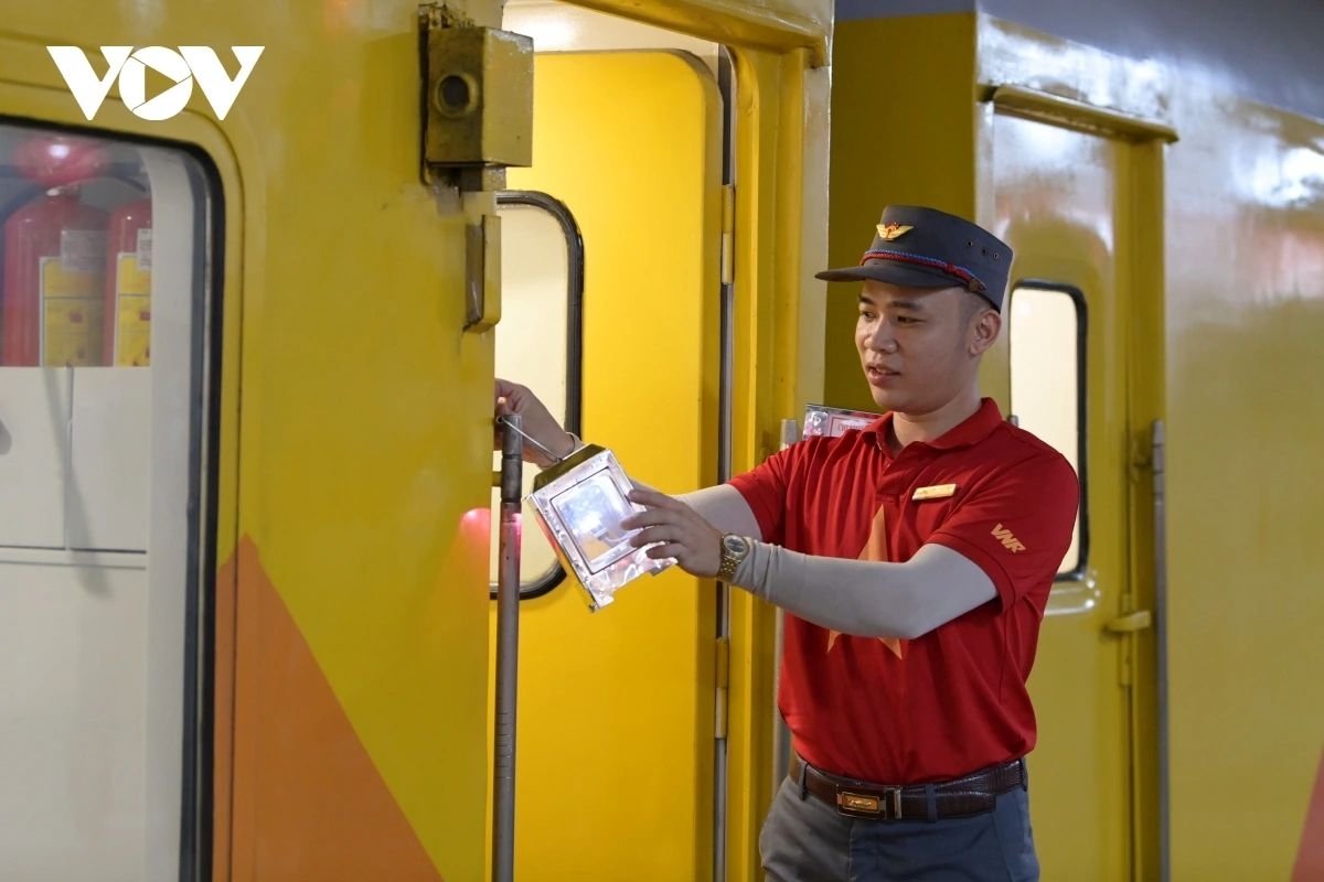 happiness train rolls through lunar new year s eve, carrying reunion hopes picture 3