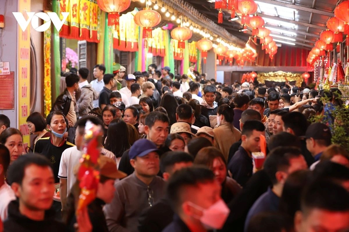 thousands flock to once-a-year vieng market for overnight spring fair picture 3