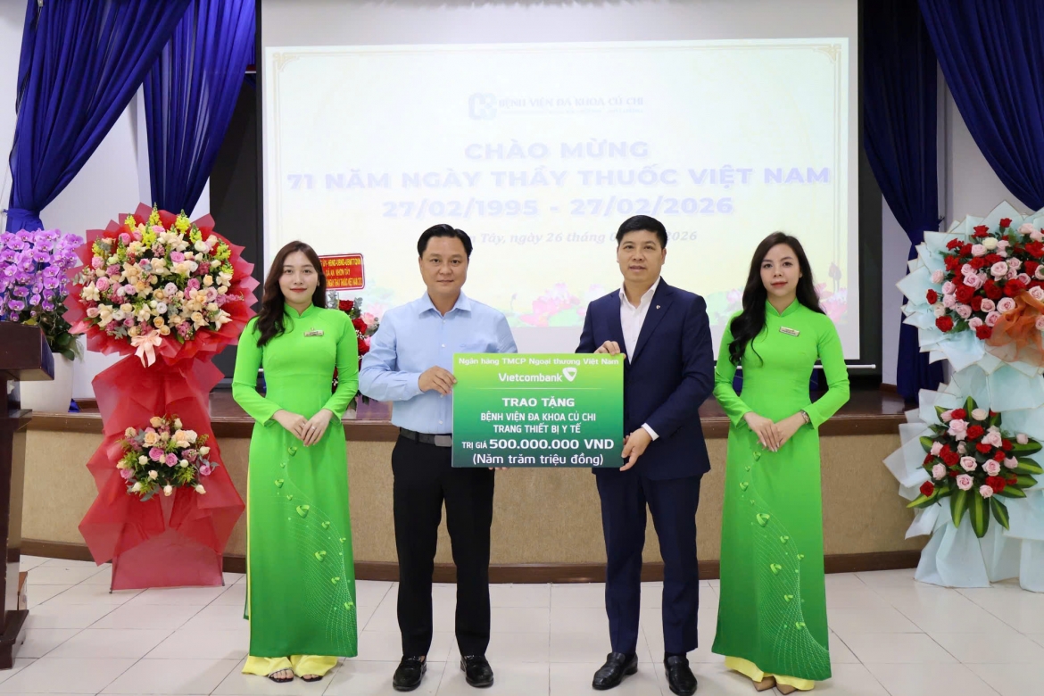 vietcombank ho tro 1 ty dong thiet bi y te, 200 suat qua tai hoc mon va cu chi hinh anh 3