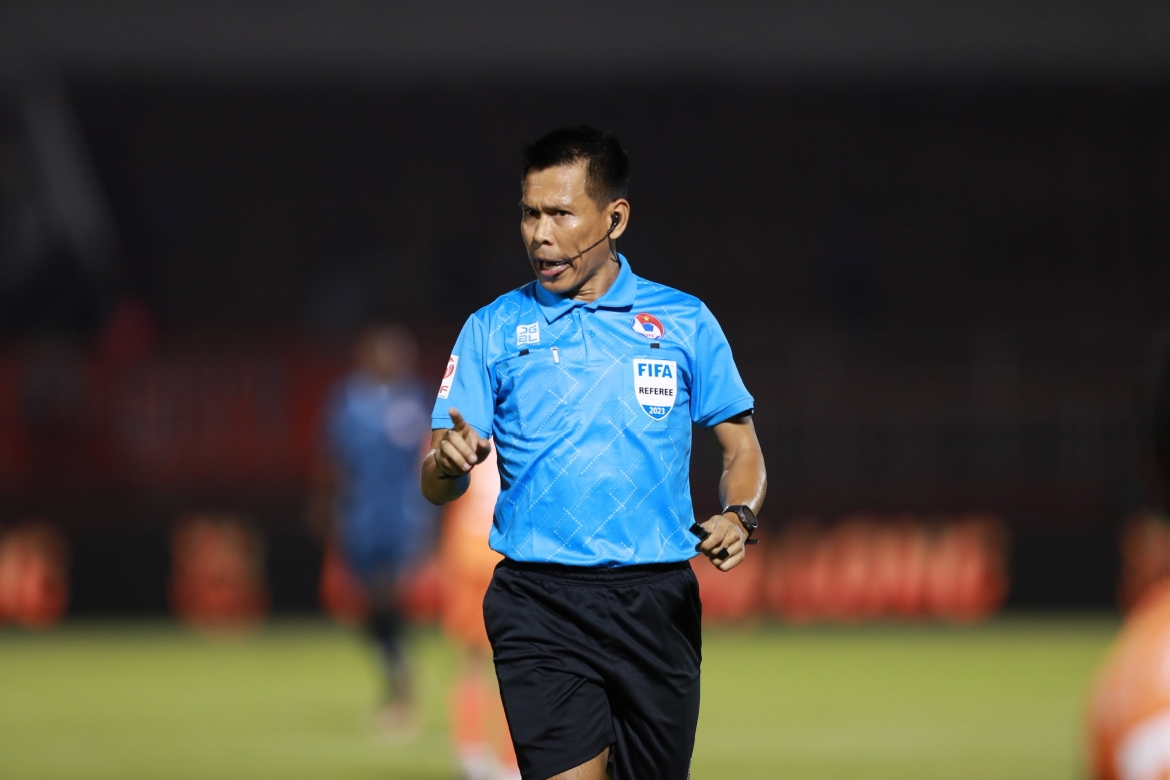 trong tai thai lan bat chinh trong tran derby thu do hinh anh 2