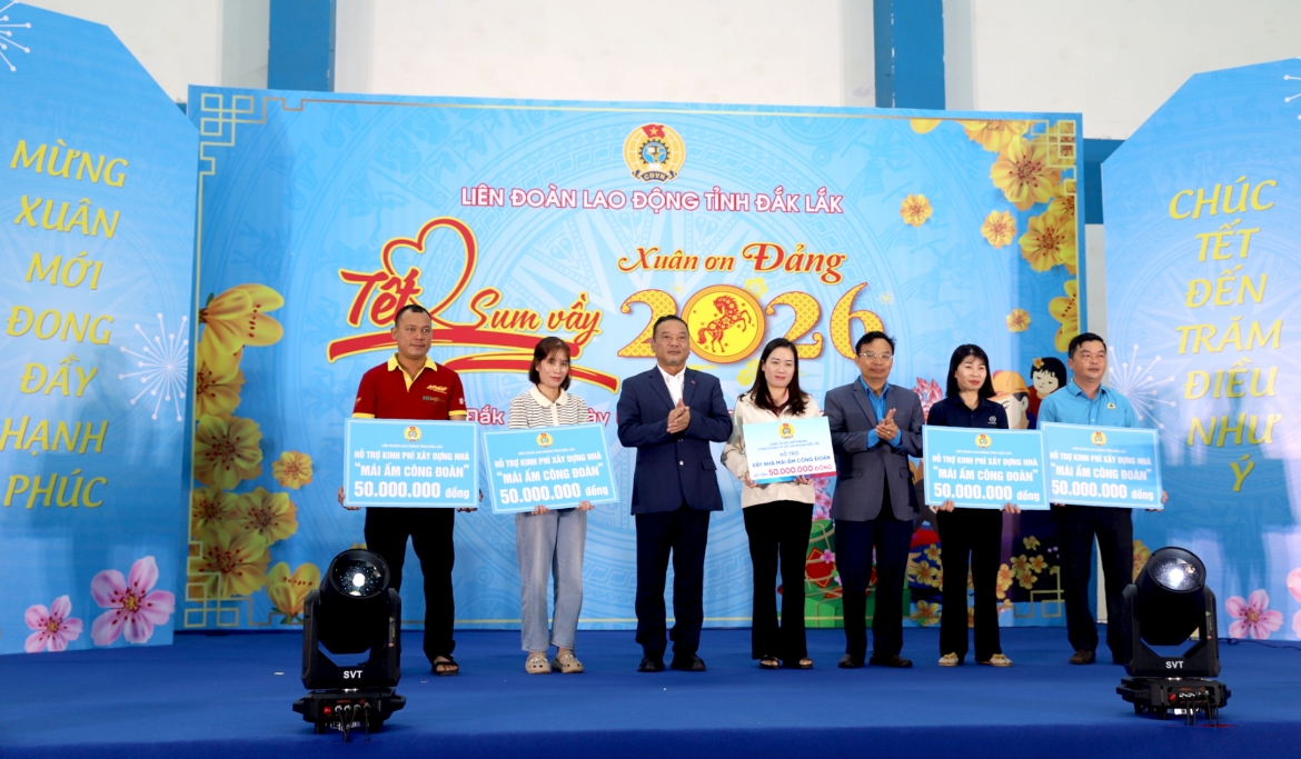  tet sum vay - xuan on Dang cham lo tet cho cong doan vien kho khan tai Dak lak hinh anh 1