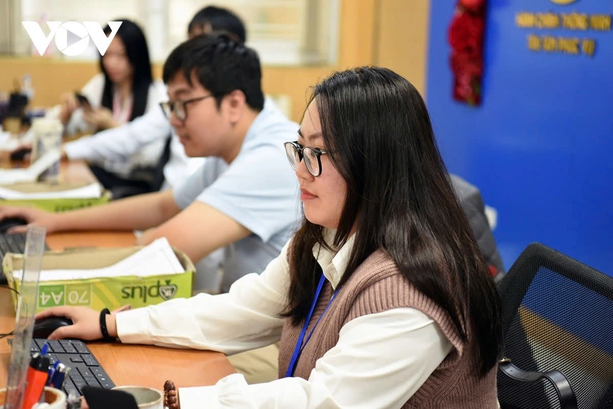 civil servants in hanoi return to work after nine-day tet break picture 4