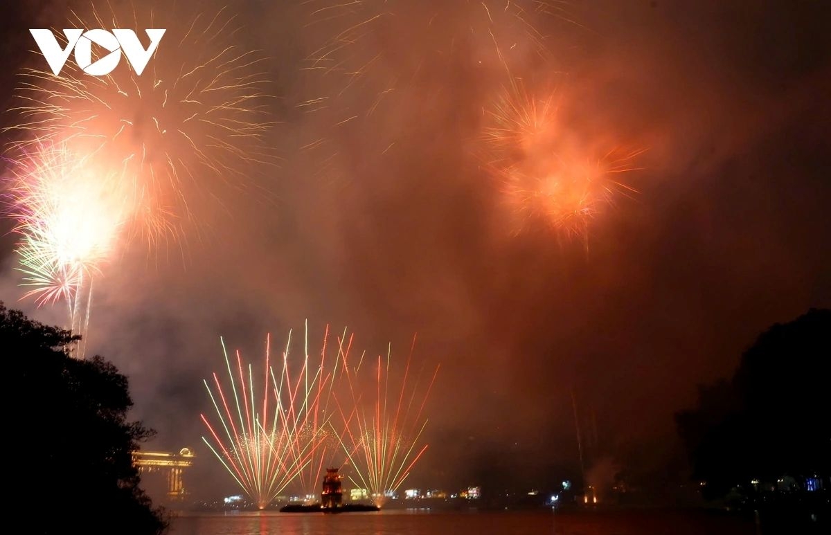 hanoi dazzles with fireworks display to ring in the lunar new year 2026 picture 4