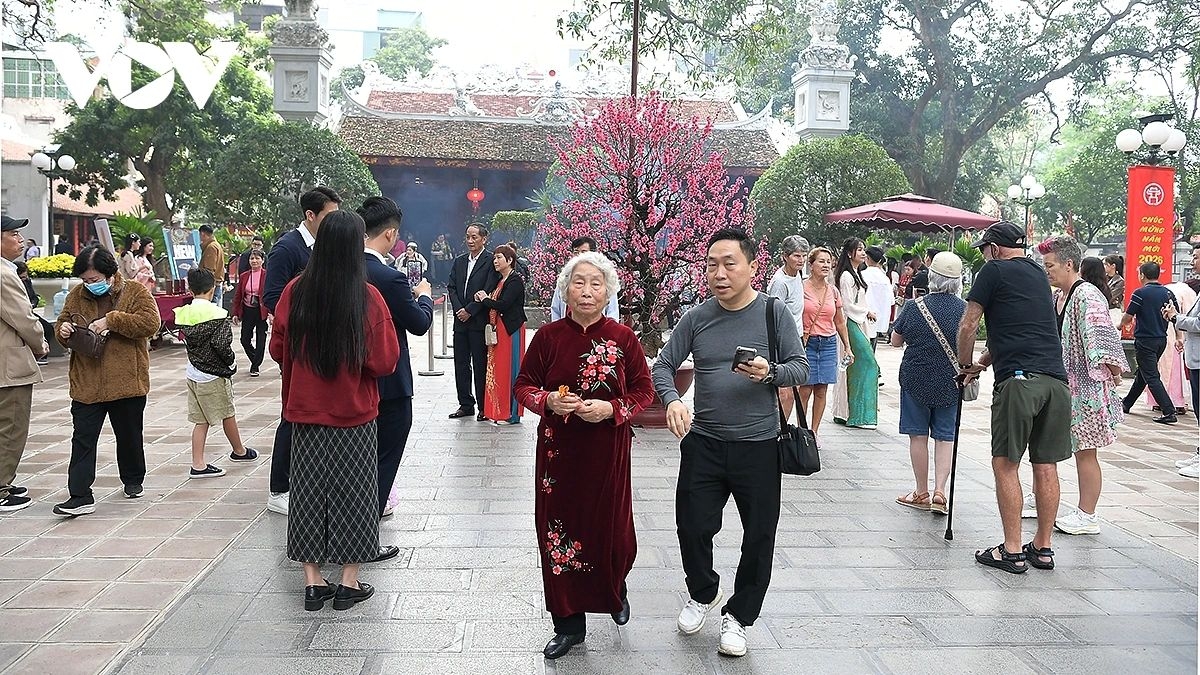 new year rituals hanoians seek blessings at thang long s four sacred temples picture 4
