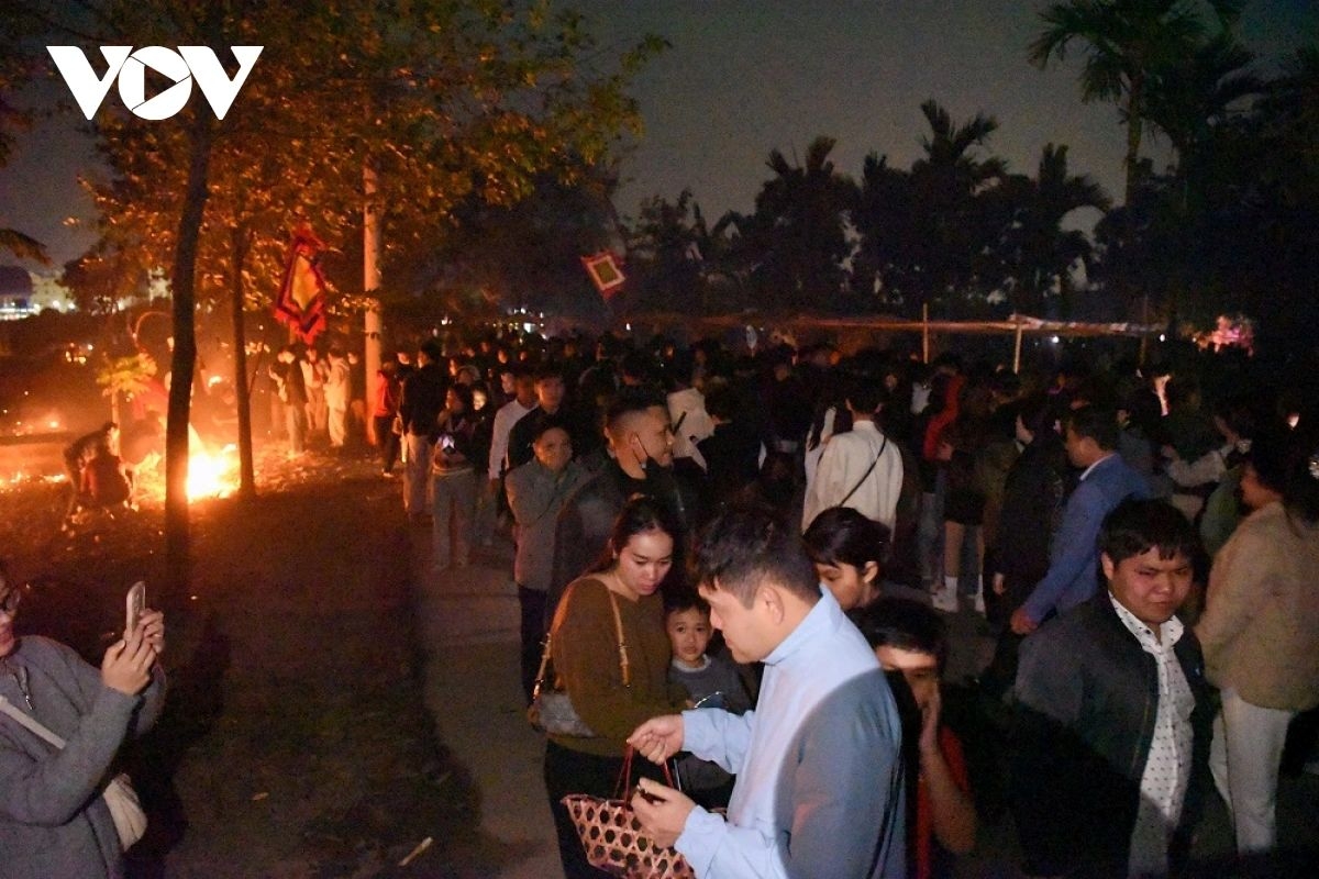 sea of people crowd to see yin-yang market at midnight picture 4
