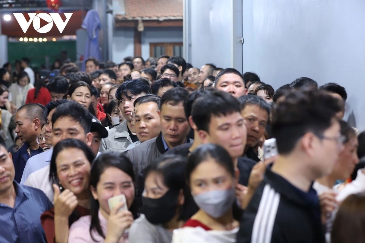 thousands flock to once-a-year vieng market for overnight spring fair picture 4