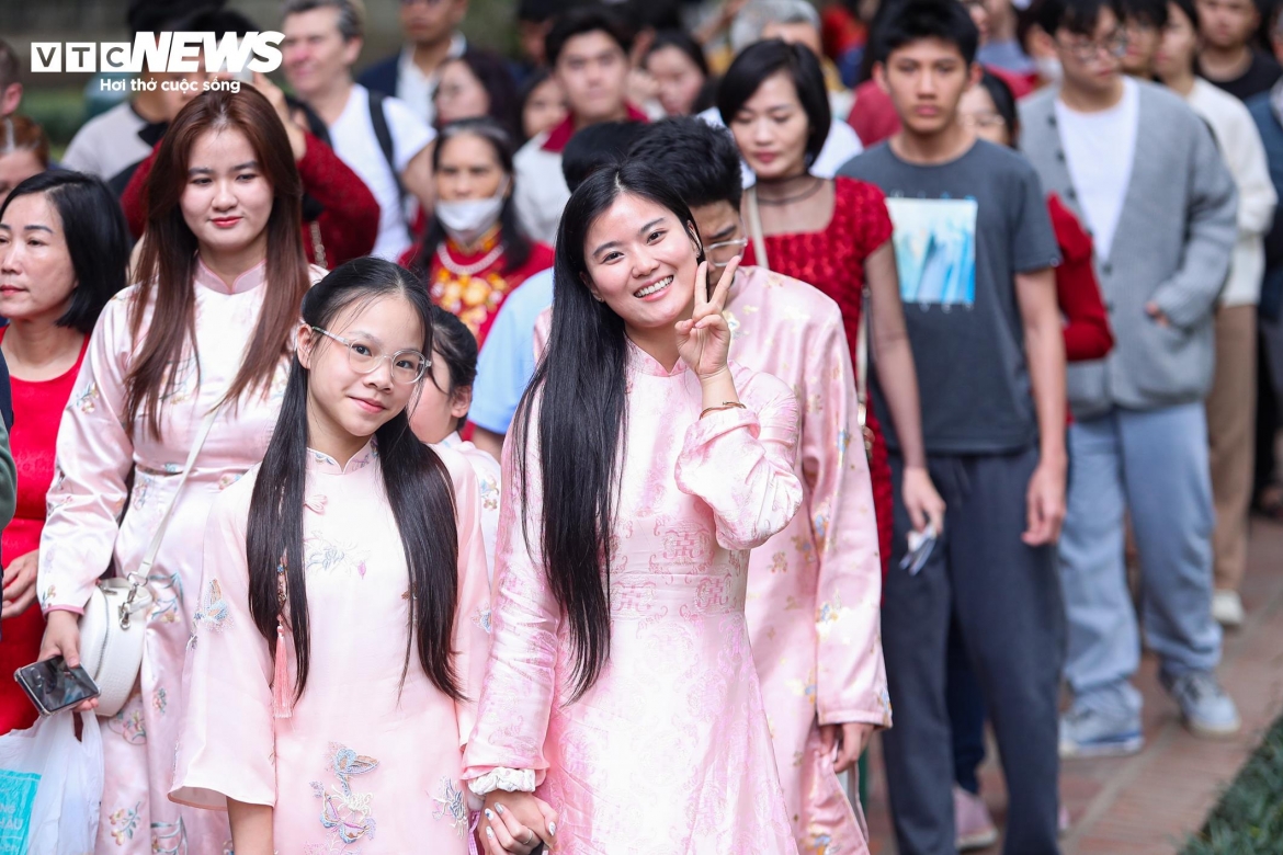 nguoi dan nuom nuop do ve van mieu xin chu dau nam hinh anh 4