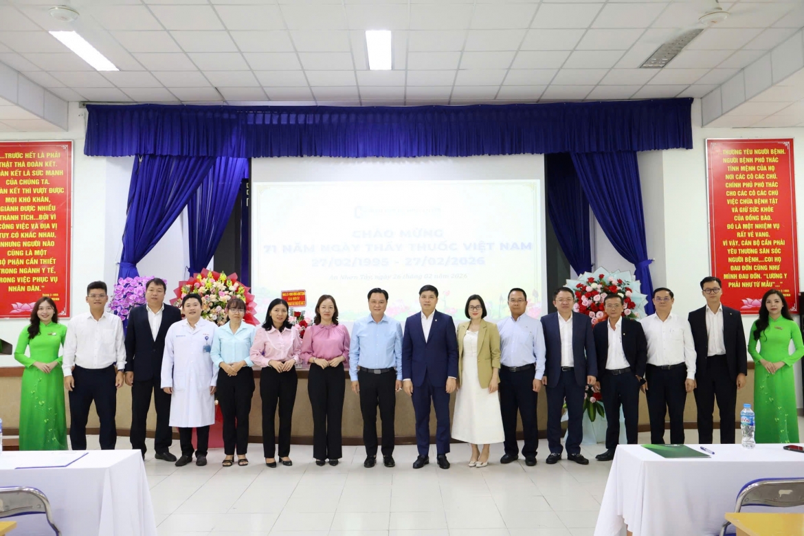 vietcombank ho tro 1 ty dong thiet bi y te, 200 suat qua tai hoc mon va cu chi hinh anh 4