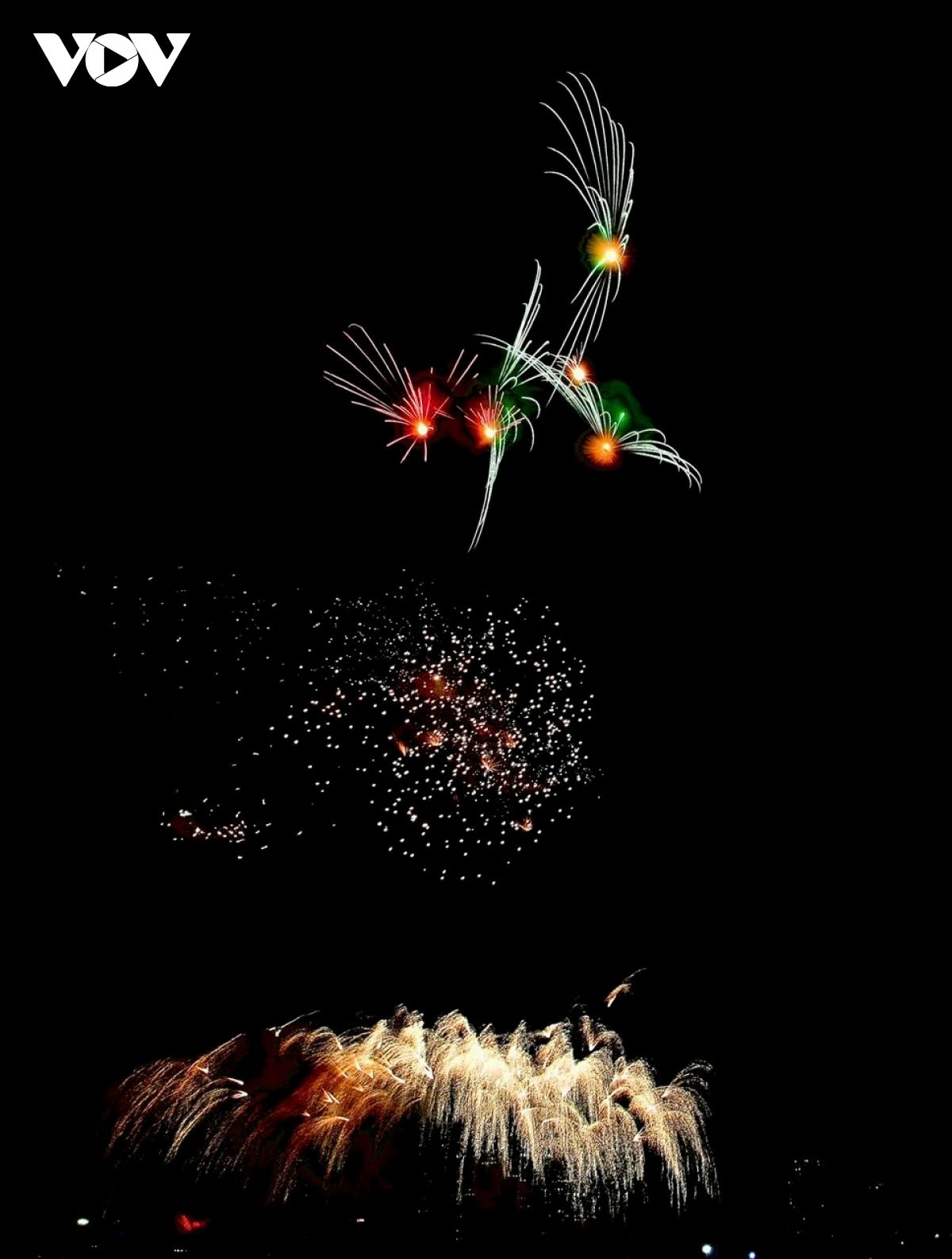 hanoi dazzles with fireworks display to ring in the lunar new year 2026 picture 5