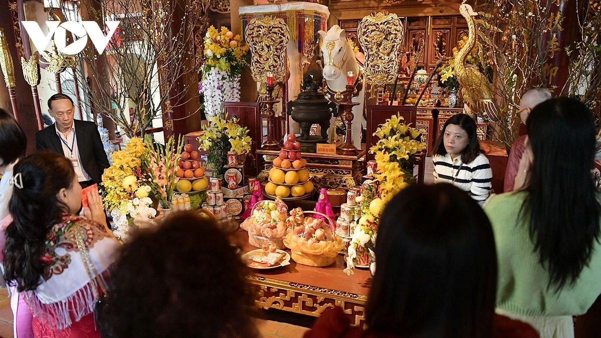 new year rituals hanoians seek blessings at thang long s four sacred temples picture 5