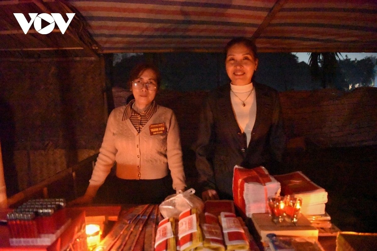 sea of people crowd to see yin-yang market at midnight picture 5