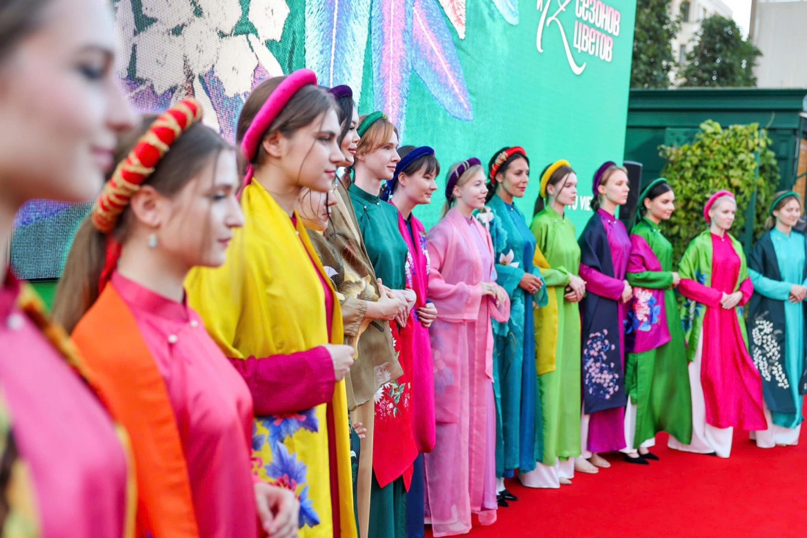 ntk vu viet ha - nguoi ben bi giu hon ao dai viet hinh anh 3