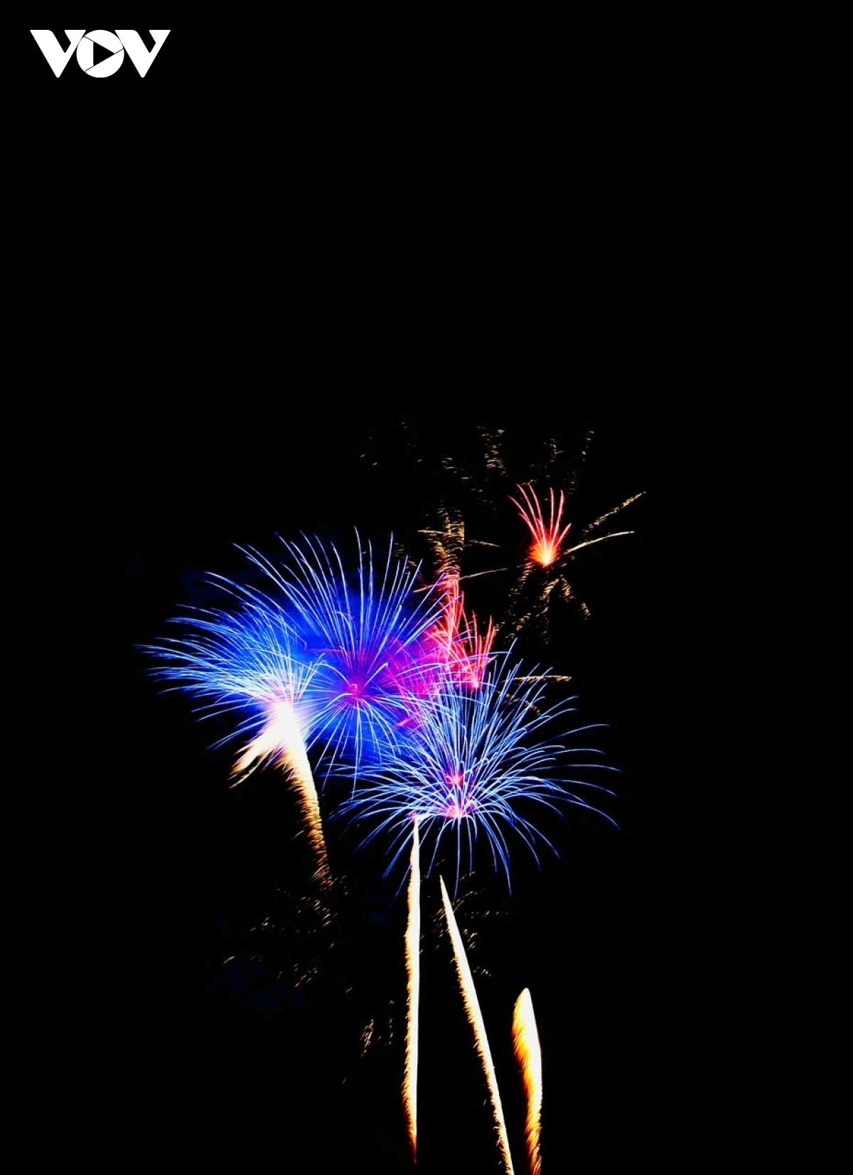 hanoi dazzles with fireworks display to ring in the lunar new year 2026 picture 6