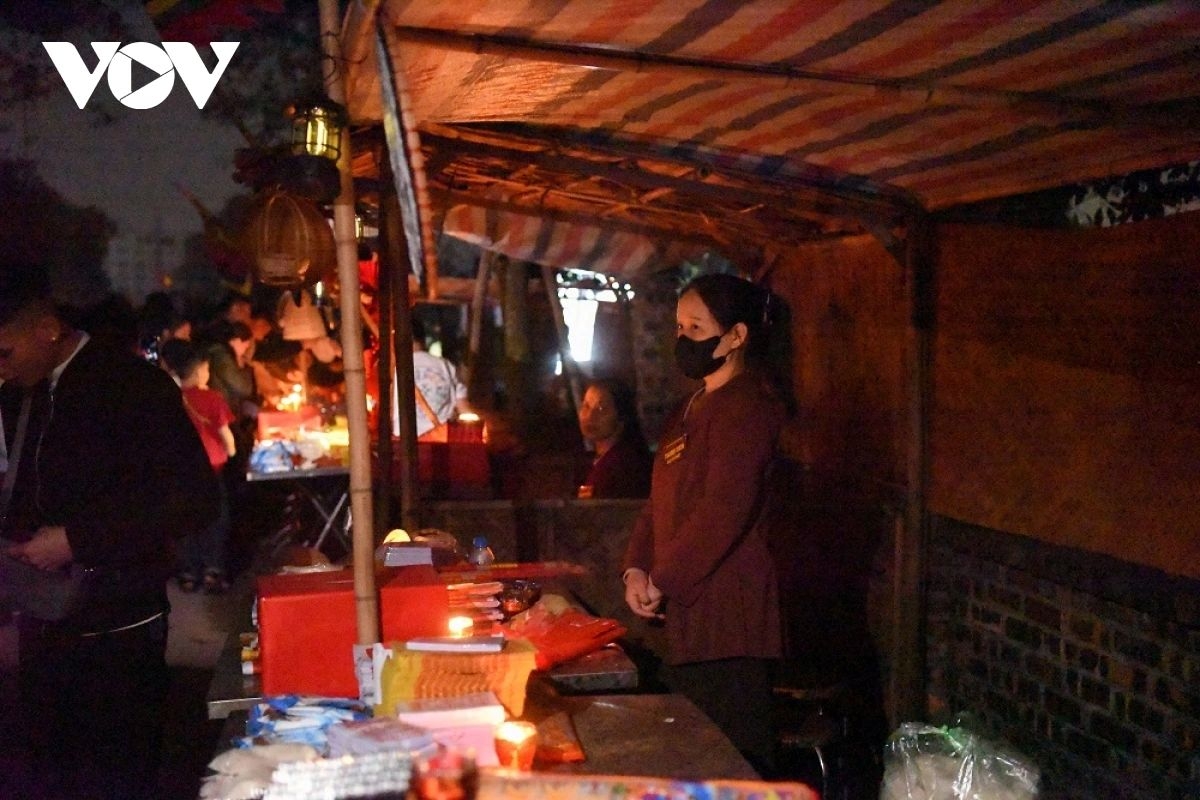 sea of people crowd to see yin-yang market at midnight picture 6