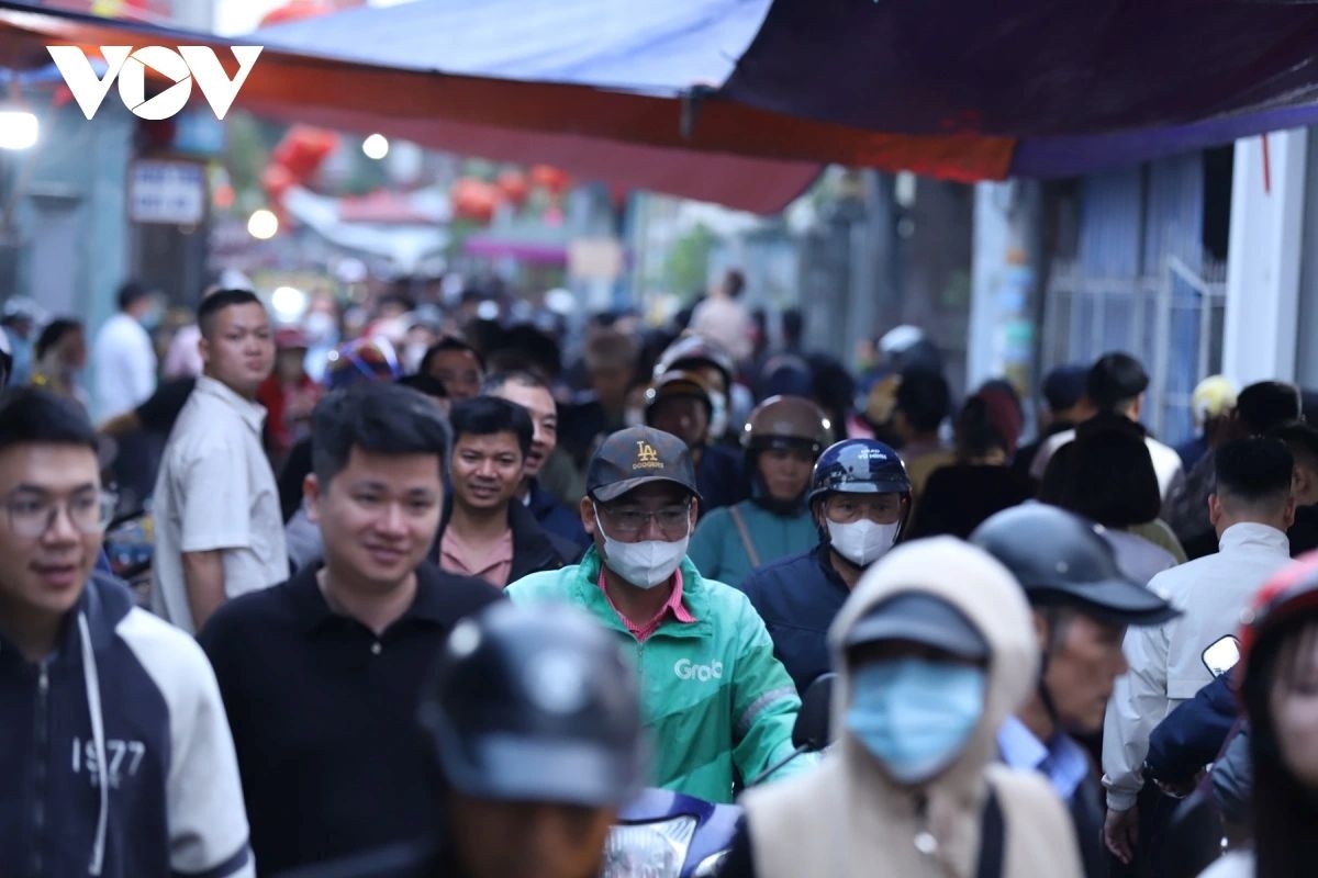 thousands flock to once-a-year vieng market for overnight spring fair picture 6
