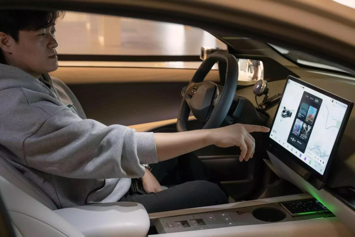 Giữa xu hướng cảm ứng hóa, Kia vẫn giữ nút bấm vật lý trên hệ thống Pleos Connect mới