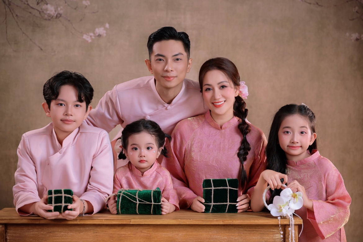 sao viet 8 2 gia dinh khanh thi - phan hien nhi nhanh chup anh tet hinh anh 1