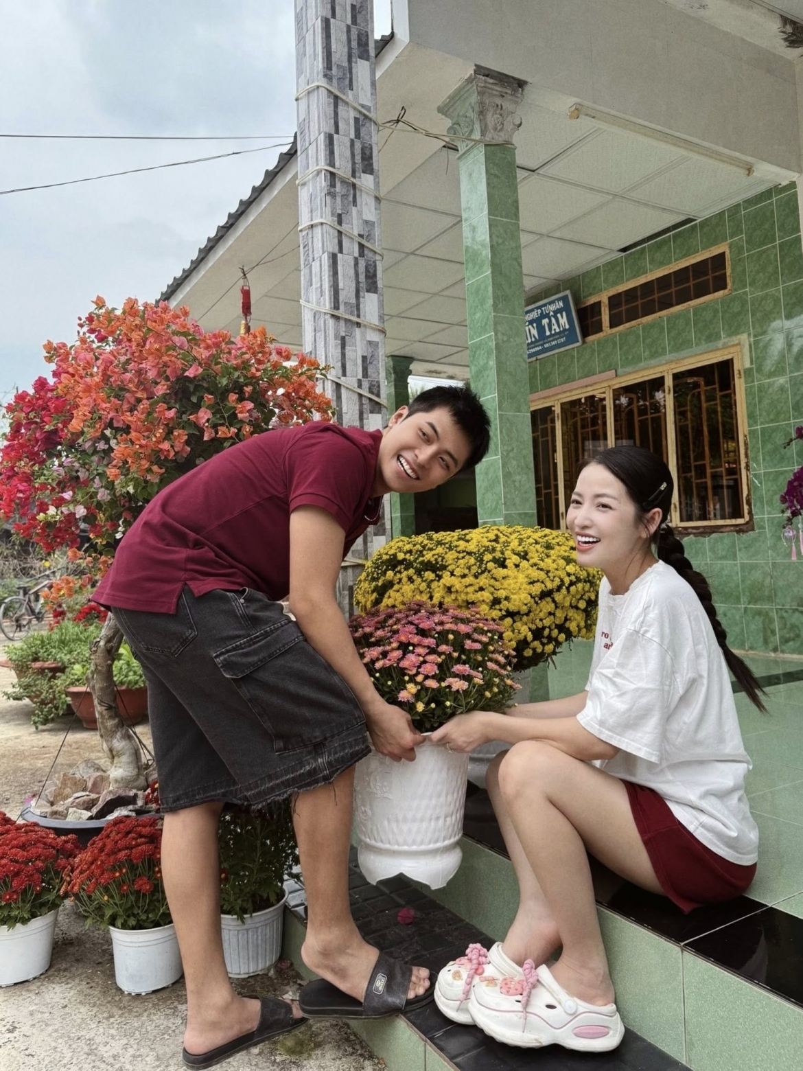 sao viet 15 2 A hau quynh chau khoe bung bau ben chong doanh nhan hinh anh 2