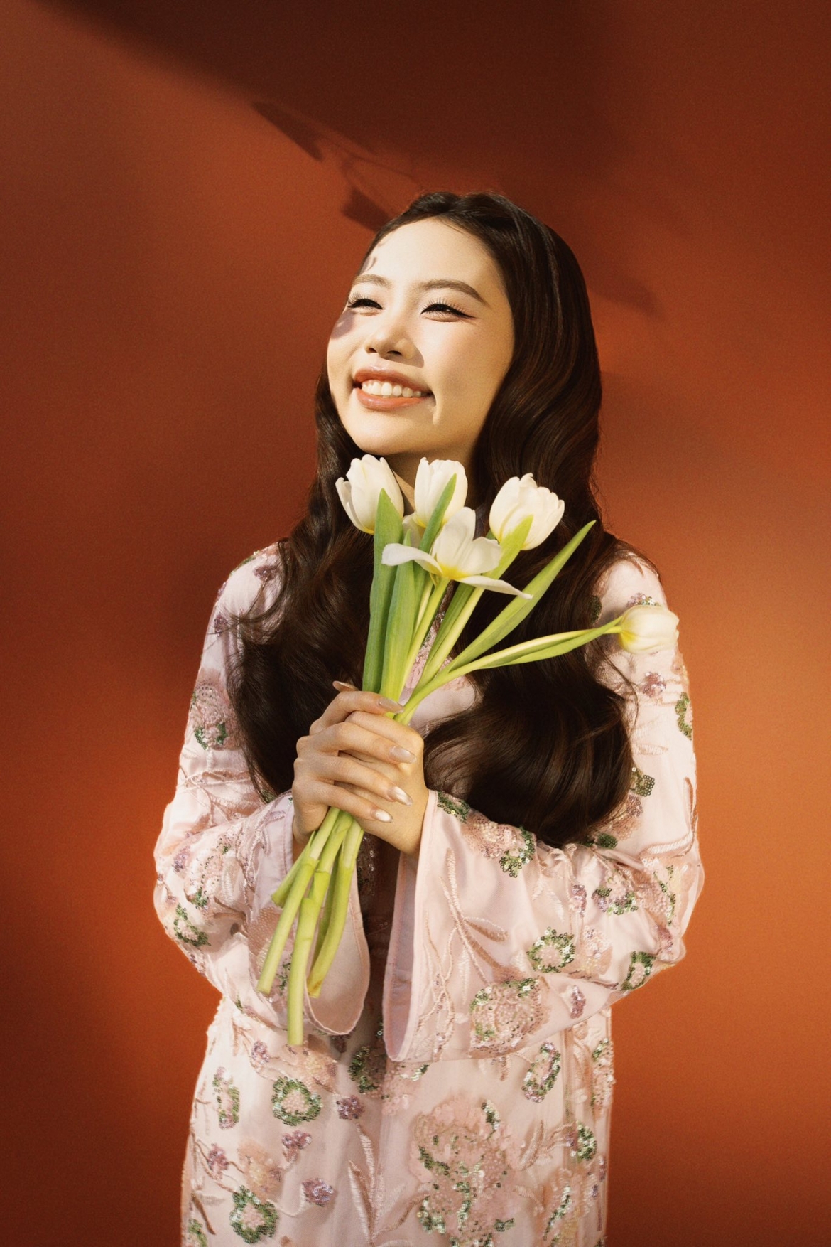 sao viet 15 2 A hau quynh chau khoe bung bau ben chong doanh nhan hinh anh 6