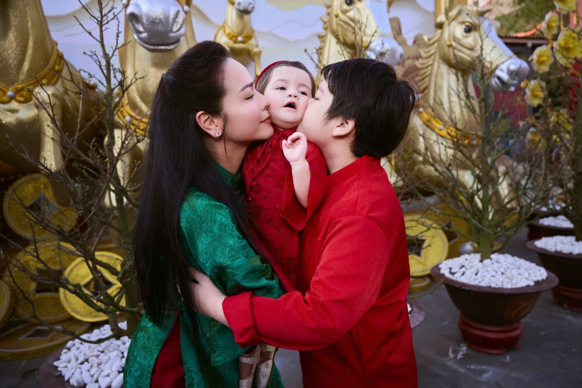 sao viet 24 2 con gai h hen nie duoc khen co khieu nguoi mau tu be hinh anh 2