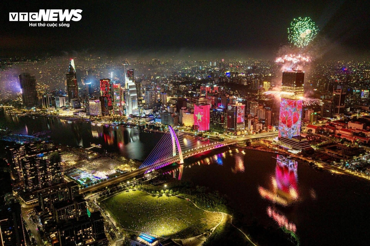fireworks light up vietnam s skies as people welcome lunar new year 2026 picture 7